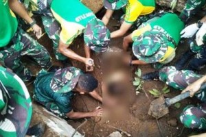 Prajurit Zeni AD saat mengevakuasi korban yang tertimbun tanah akibat gempa.